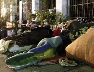 Ιδού πως γεμίσαμε «Έλληνες»: Πάντρευαν άστεγους και εξαρτημένους με αλλοδαπές!